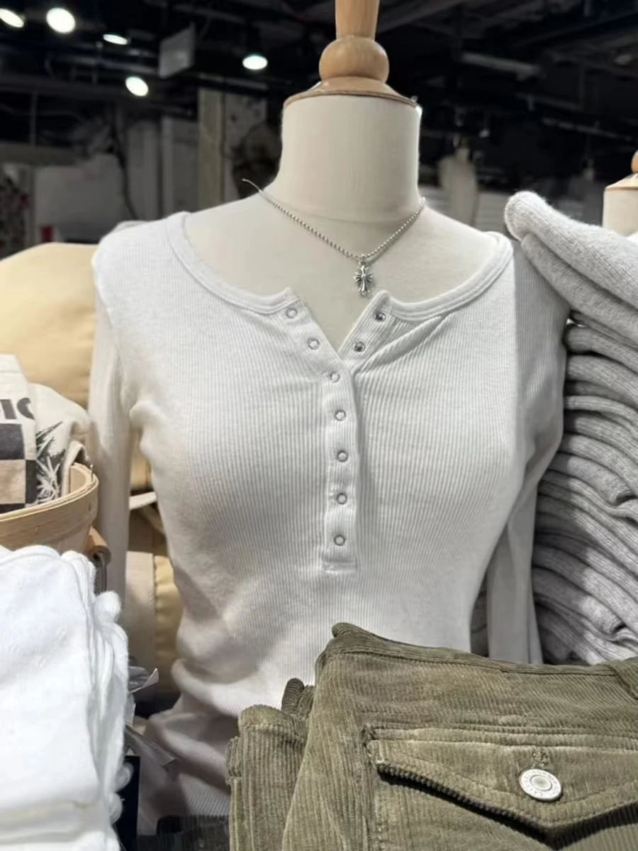 

Белая футболка в рубчик с пуговицами, женская уличная одежда, повседневная хлопковая тонкая футболка с круглым вырезом и длинными рукавами, универсальные простые базовые футболки Y2K