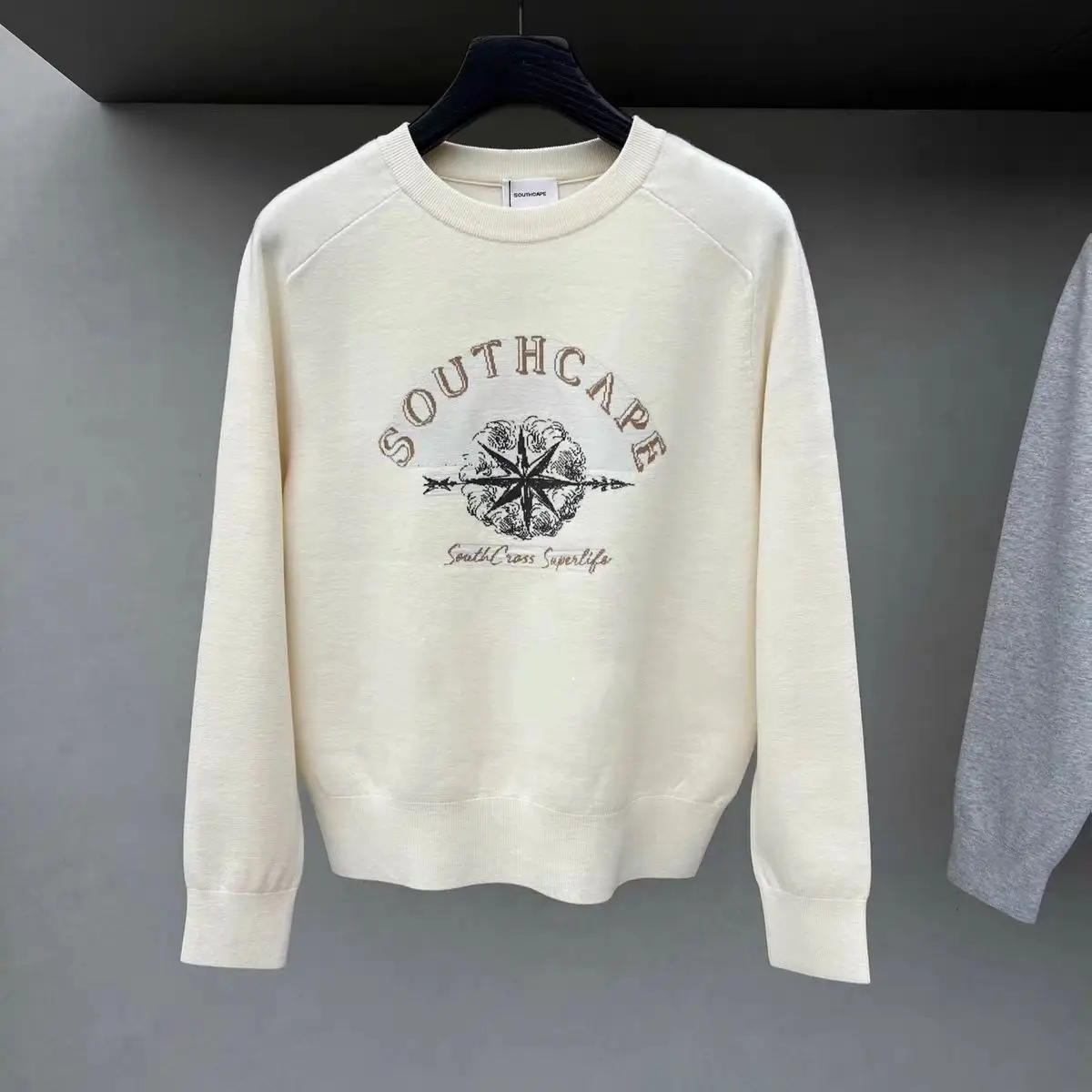 

Женский трикотажный топ с длинными рукавами и круглым вырезом: стильная и универсальная повседневная спортивная одежда