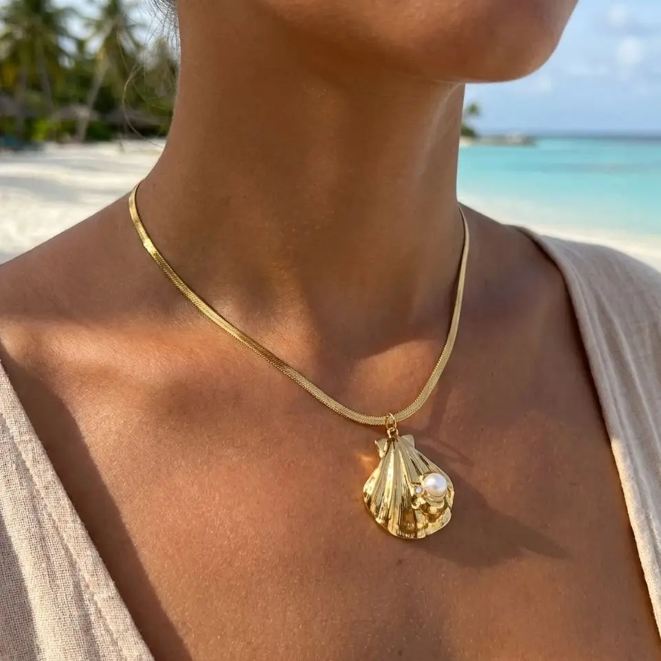 Edelstahl-Halskette mit vergoldetem Muschelanhänger für Damen, exquisite Imitationsperlen-Muschel-Schlangenkette, Ozean-Schmuck.