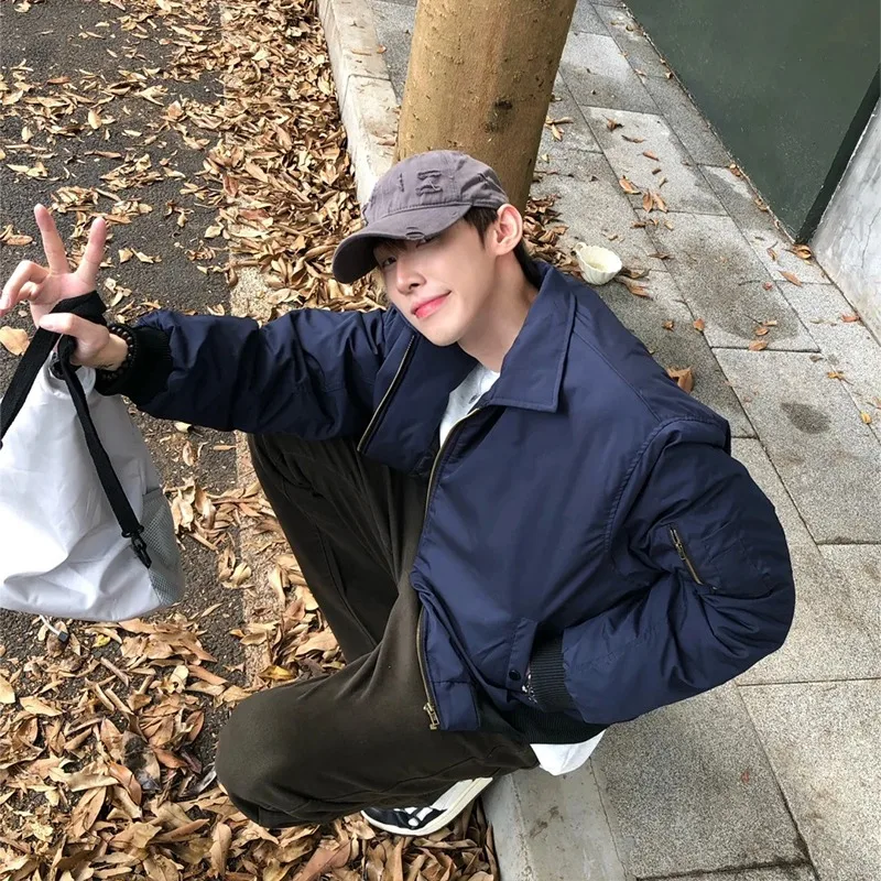 

Американская ретро, модная, высококачественная, удобная, универсальная красивая темно-синяя куртка Модная короткая бейсбольная куртка для мужчин