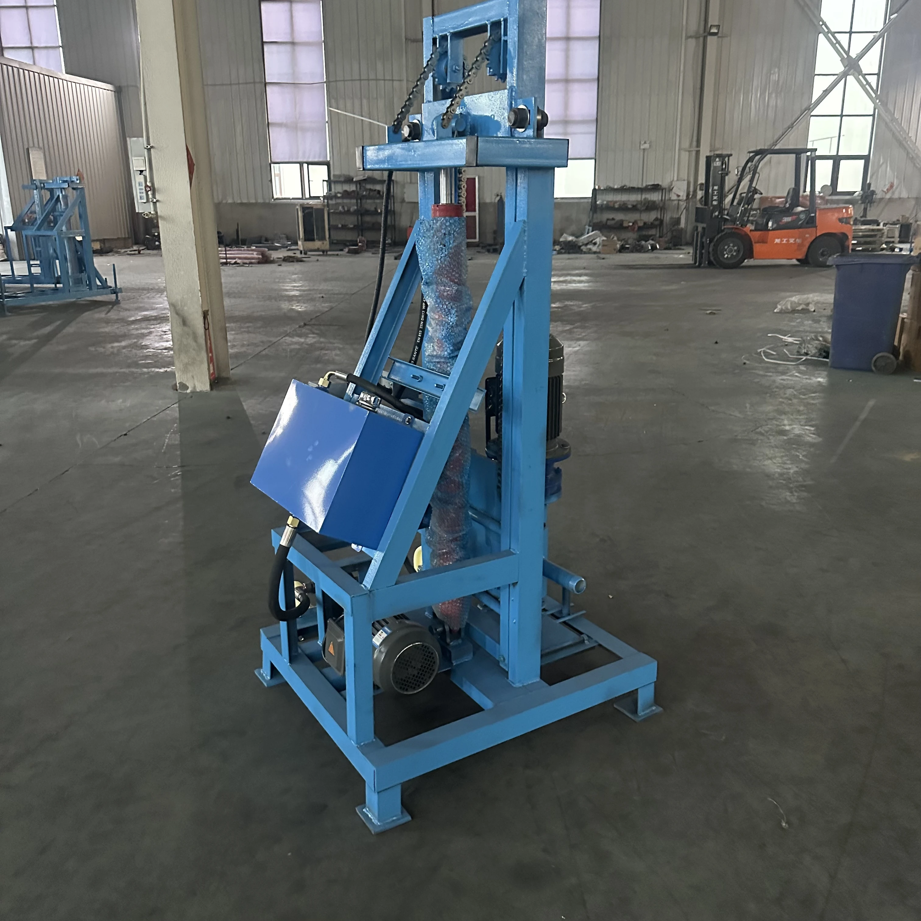 Piccola perforatrice per pozzi d'acqua azionata a mano personalizzata Piccola impiantatrice idraulica elettrica per pozzi d'acqua di sollevamento