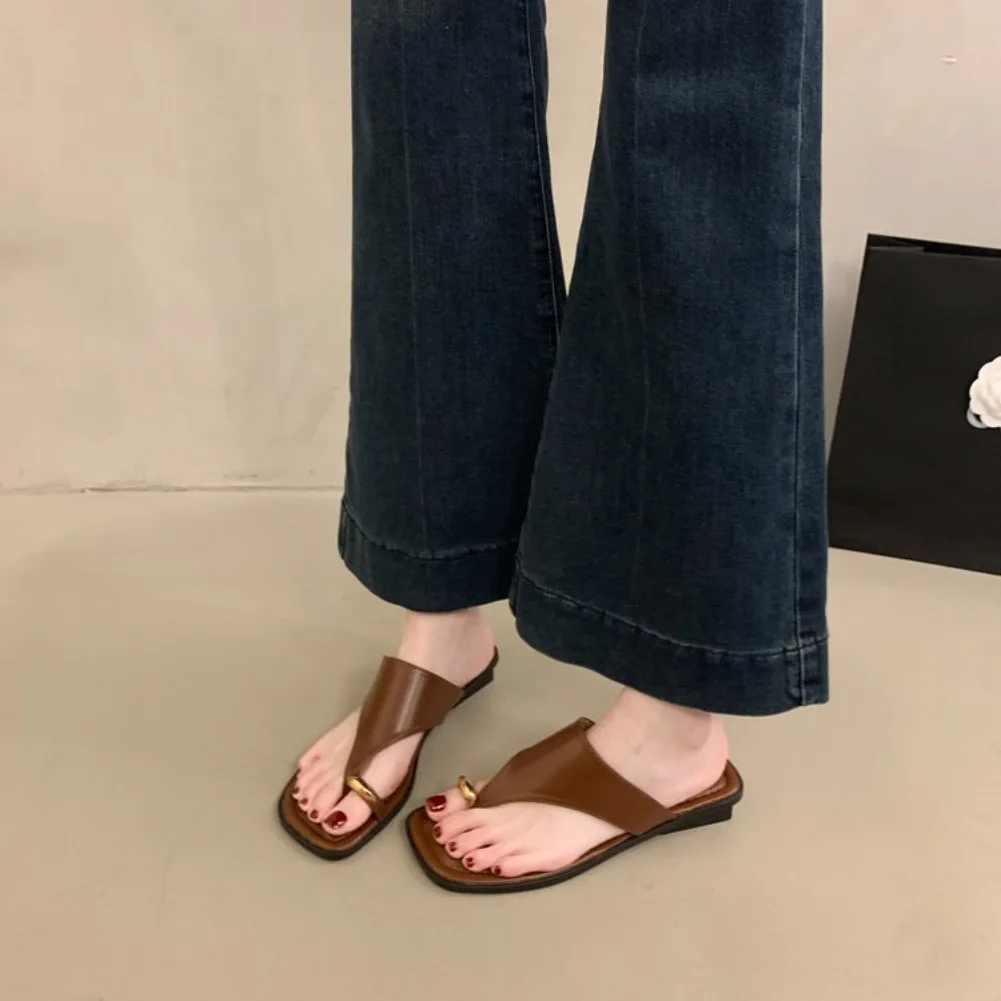 Damen Sommer Flip-Flops mit flacher Sohle, Zehenstegsandalen, eckige Zehenpartie, Kunstleder, weiche Sohle, rutschfeste Schuhe für Strandurlaub und Alltag – Detail 11
