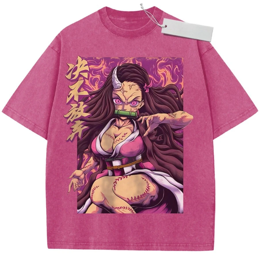 Unisex Vintage T-Shirt in gewaschenem Rosa mit Demon Slayer Nezuko Motiv - 'Never Give Up' - Hochwertige Stoffqualität für Zuhause, Freizeit, Reisen und Einkaufen
