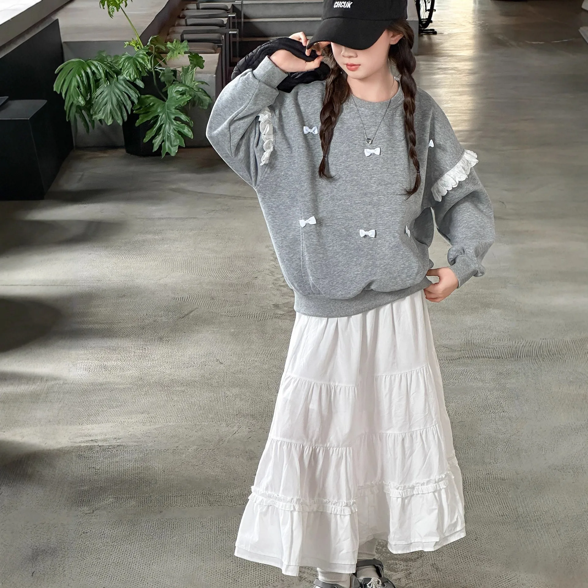 

2025 Autumn Korean Junior Girls 2pcs Outfit Children Girls Bowknot Round Neck Sweatshirt Kids Girls Solid Skirt School Girls Set