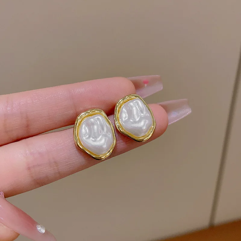 Pendientes de tuerca ovalados blancos para mujer, pendientes geométricos irregulares, pendientes inusuales, Color dorado, lado de Metal, joyería Bohemia, nueva moda