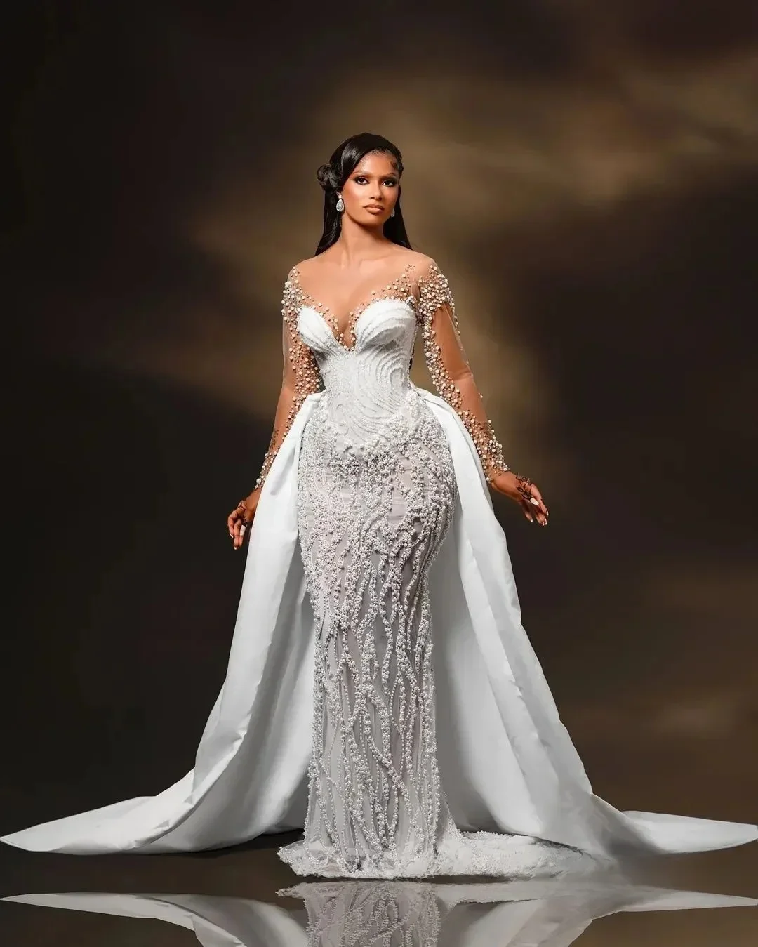 カスタマイズされたマーメイドアフリカのウェディングドレス、花嫁用ブライダルガウン、ウェディングガウン、取り外し可能なトレーン、シアーロングスリーブ、パール付き