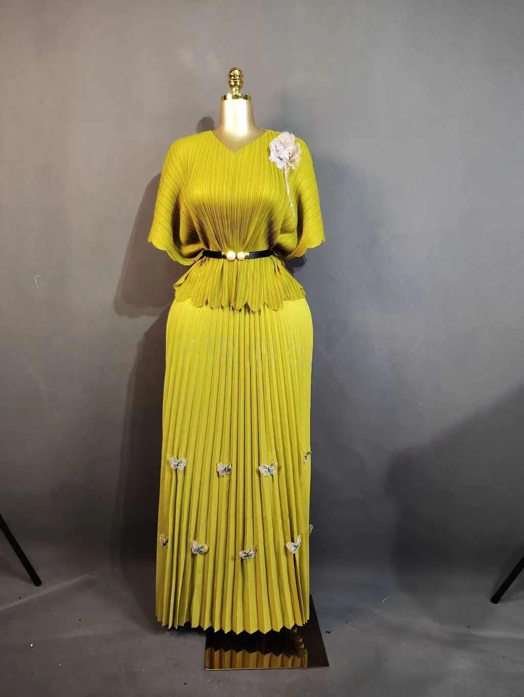 2026 New Pleated V-neck Set Solid Color Bat Sleeve Top Three-dimensional Flower Pleated Skirt Two-piece Women's Clothing