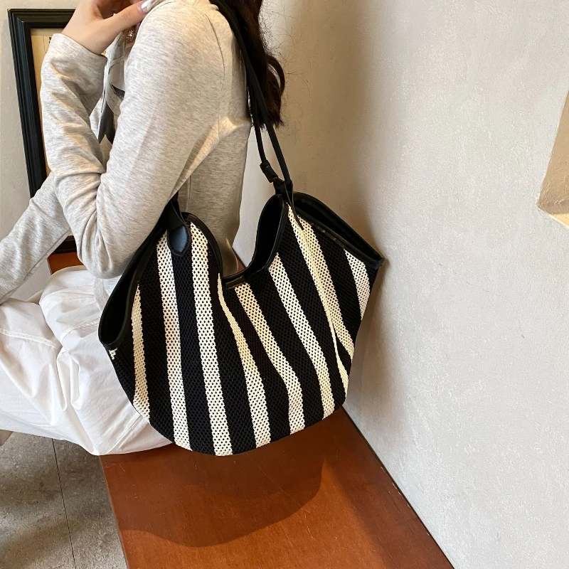 

New Minimalist Niche Design Tote Bag for Women casual Versatile Commuter bag Large Shoulder Tote Casual Handbag Underarm Bag