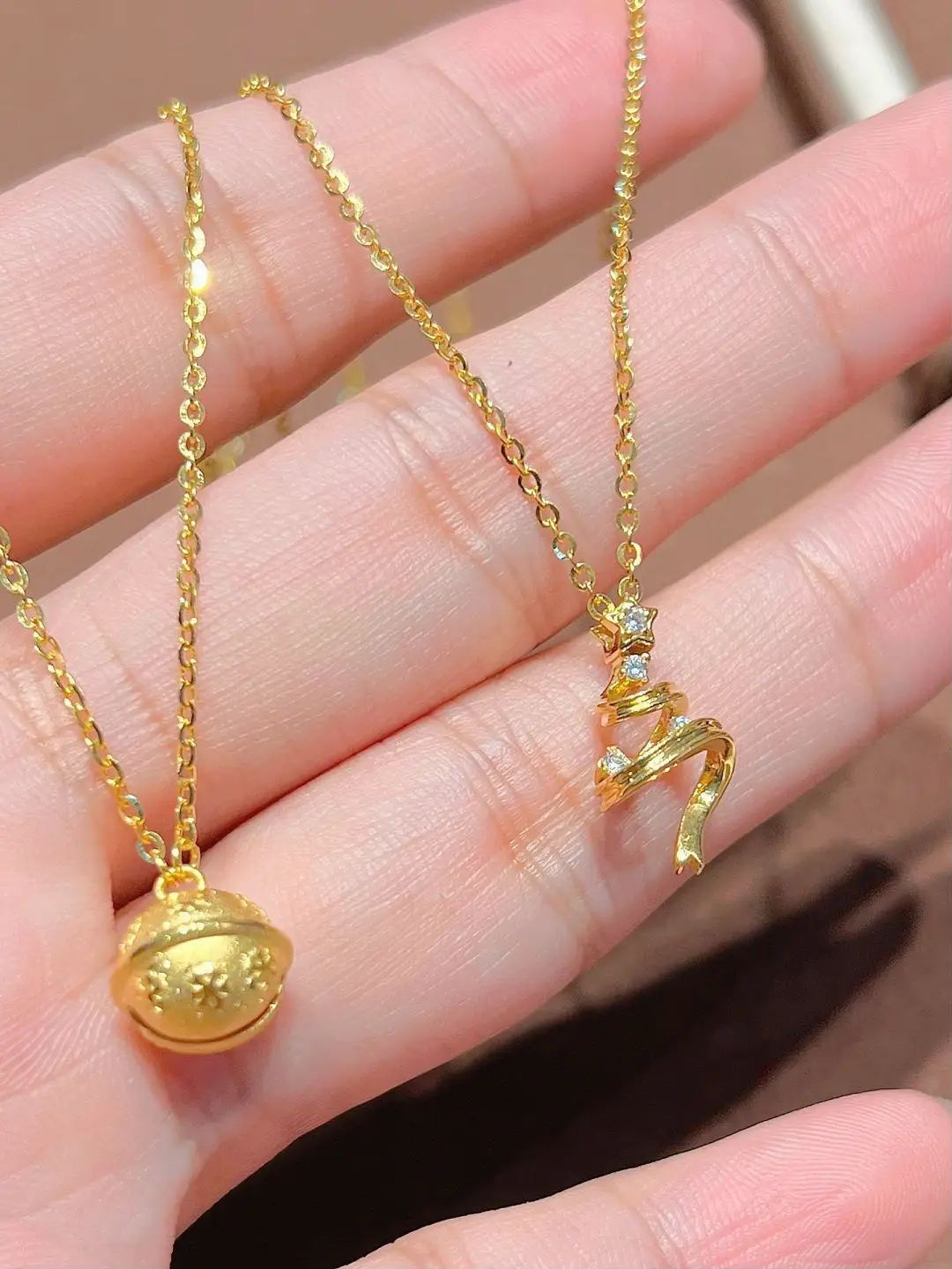 

Popular Christmas tree flash little star necklace ancient method heavy industry sand gold snowflake bell necklace Christmas gift