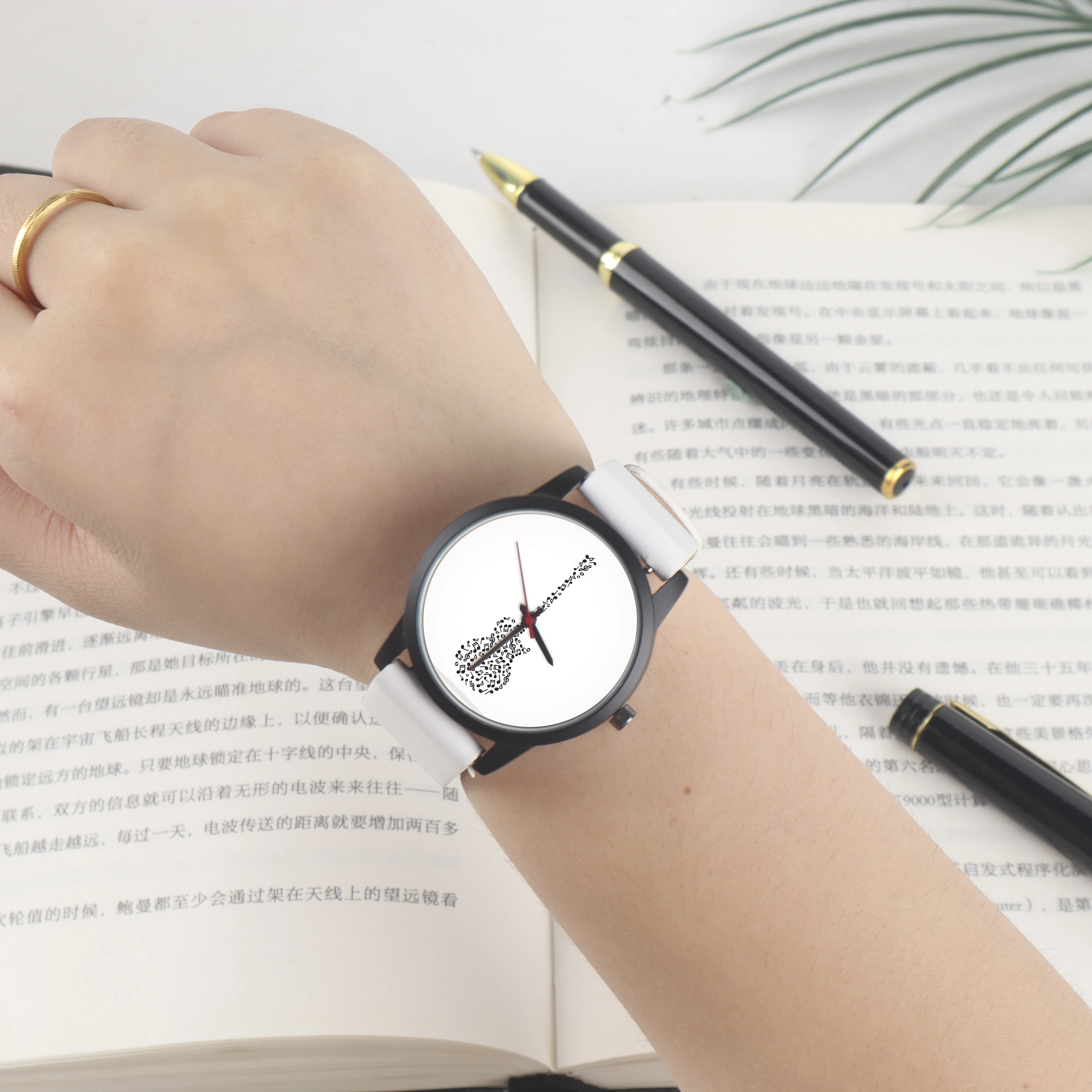 Quartz Wrist Women\'s Watch Ladys Girls Musical Note Guitar Design Fashion Leisure Style Gift Souvenir Ornament Festival