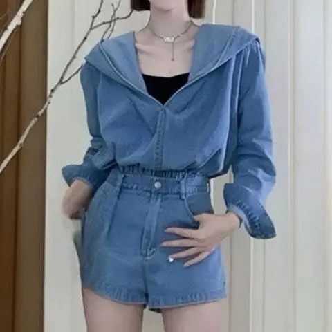 بدلة نسائية عصرية بقلنسوة مكونة من قطعتين، مجموعة خريف 2026 الجديدة بتصميم ريترو، توب من الدنيم وشورت عالي الخصر ونحيف