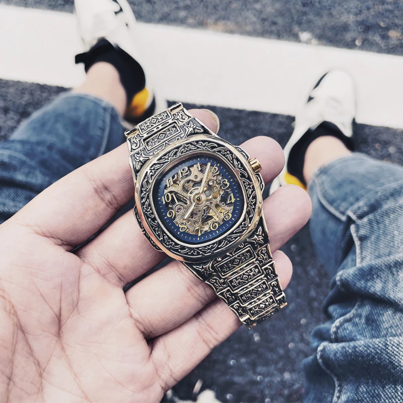 

Роскошные мужские механические часы с гравированным скелетонным дизайном, винтажные золотые наручные часы с ажурным циферблатом, гравированным корпусом, ремешком с застежкой-бабочкой, деловые часы, идеальный подарок для него, отца, парня или на годовщину.