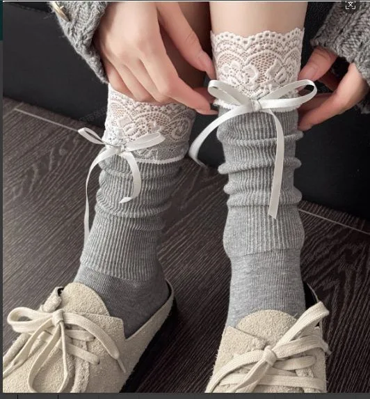 Kaffeebraune kurze Socken, Damen-Herbst- und Wintersocken mit Spitze, weiße Wadensocken mit süßer Schleife, graue mittellange Plüschsocken