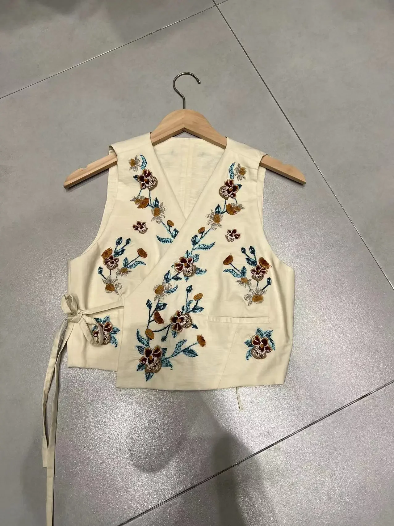 Conjunto 100% de lino con bordado Floral para mujer, chaleco sin mangas con cuello en V y cintura con cordones, Tops + pantalones cortos de cintura alta, conjunto informal