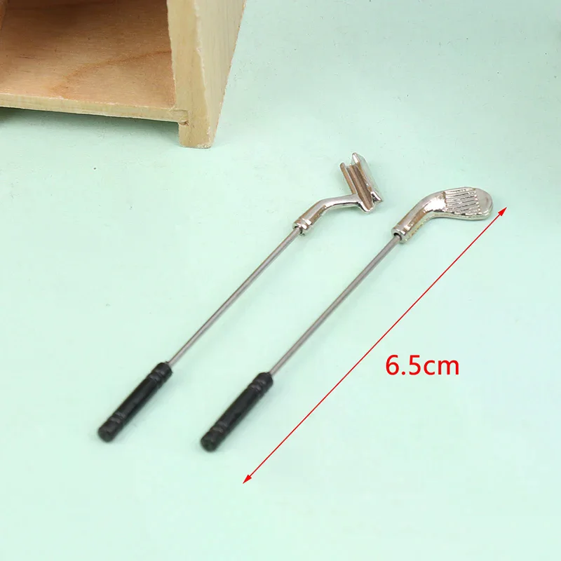 5 ピース/セット 1:12 スケールドールハウスミニチュアゴルフクラブおもちゃゴルフモデル 4 本のスティックと 1 ボール付きごっこ遊びおもちゃ