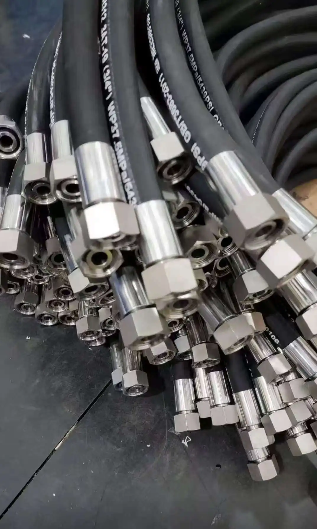 

Четыре двухслойных стальных проволочных шлангов высокого давления толщиной 150 см для тракторных погрузчиков.