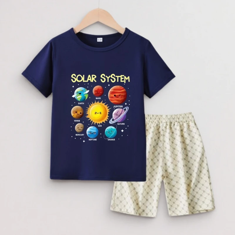 طقم ملابس صيفي للفتيات الصغيرات تي شيرت وسروال قصير مطبوع عليه النظام الشمسي للأطفال مكون من قطعتين ملابس أطفال بأكمام قصيرة