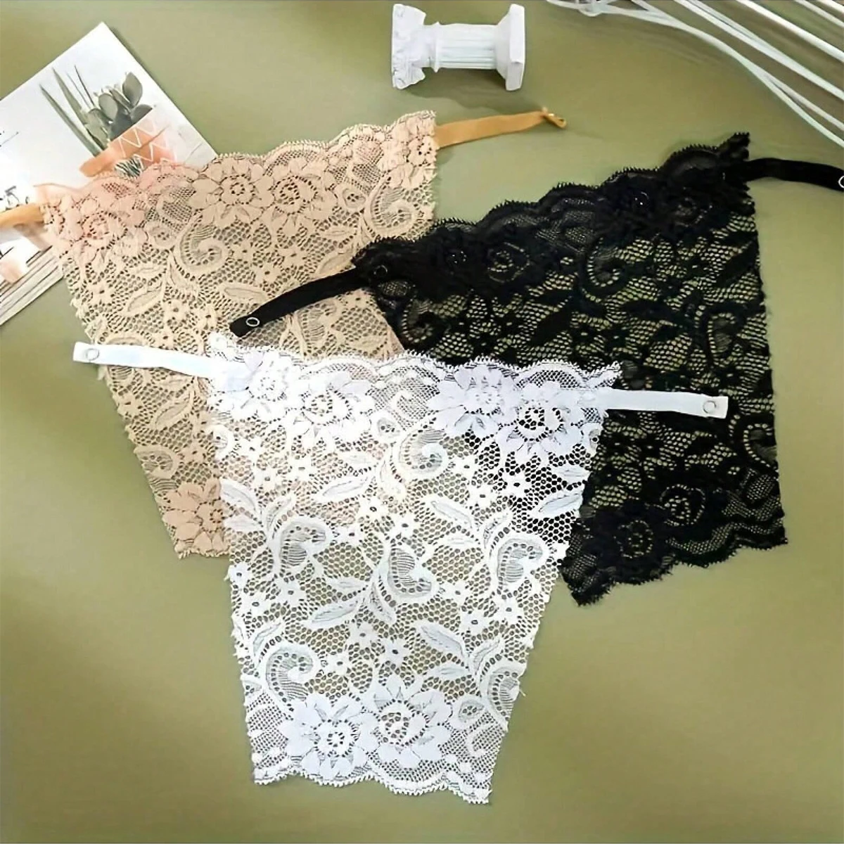3-teiliges Set aus farblich gemischten, tief ausgeschnittenen Oberteilen mit diskreten, aufgesetzten Brustpolstern, um unerwünschte Hautsicht zu verhindern – Weiß, Schwarz, Hautfarbe – Spitzen-Oberteil, BH-Weste, aufgesetzte Pads, BH-Einsatz zum Anbringen, atmungsaktiver BH mit integriertem Stoff, bequemer BH in Weiß, Schwarz, Hautfarbe, geeignet für Damen, der für mehr Privatsphäre sorgt. – Detail 5