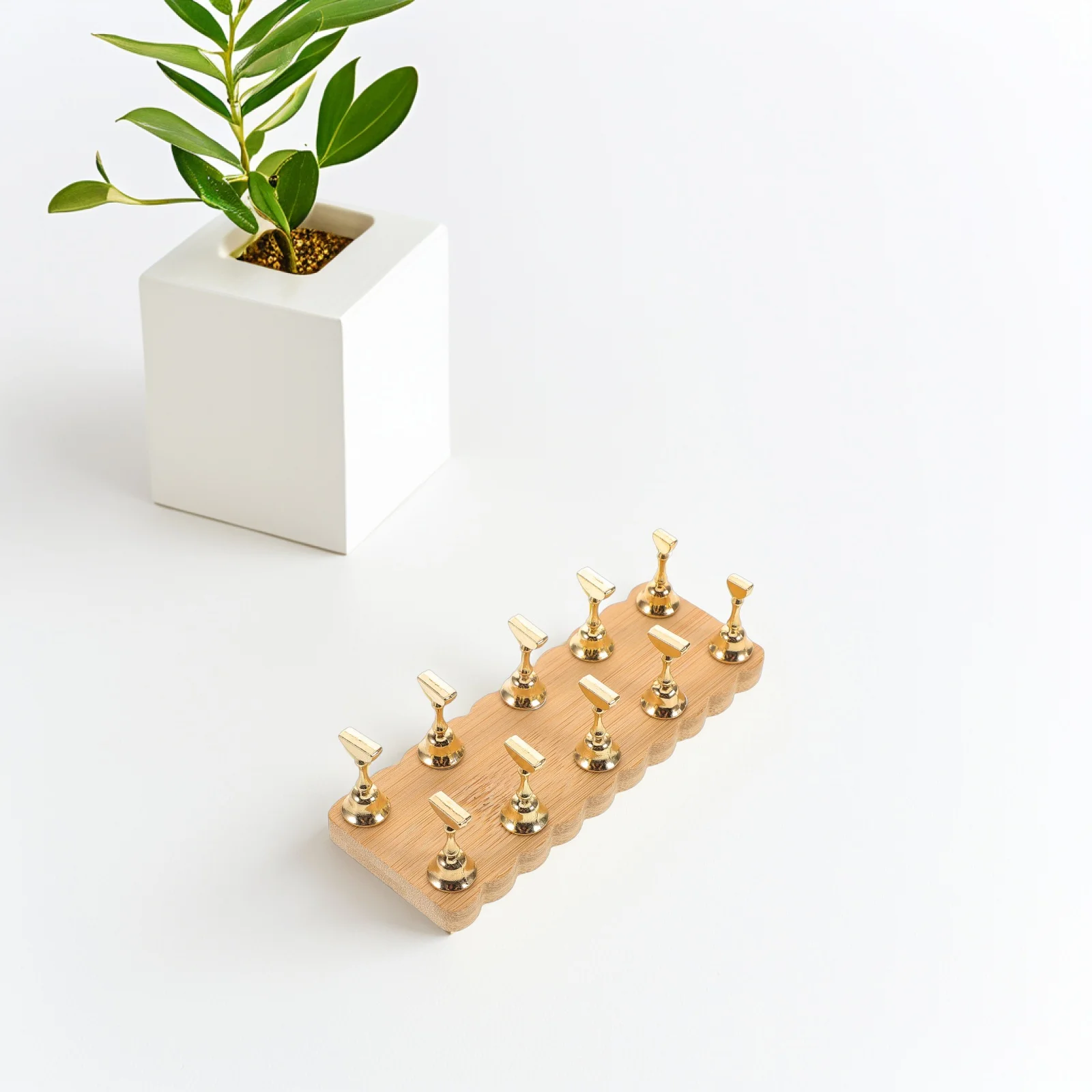 Nail Art Practice Stand Minimalist Floral Edge Wood Manicure Tip Display Holder for Salon False Nails Reusable Nail Tips Holder