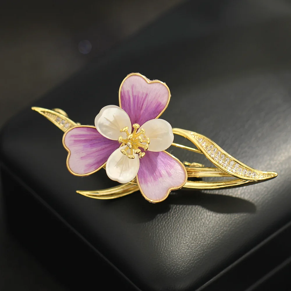 

Изысканная брошь ручной работы в китайском стиле: бархатный цветок, натуральный перламутр, аксессуар-буquet для женщин