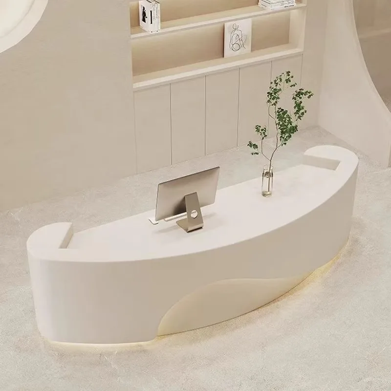 Biurka recepcyjne w stylu beauty luxury, nowoczesne półki, unikalne, eleganckie, długie biurka, organizery, prosty design, biurko, modne meble.