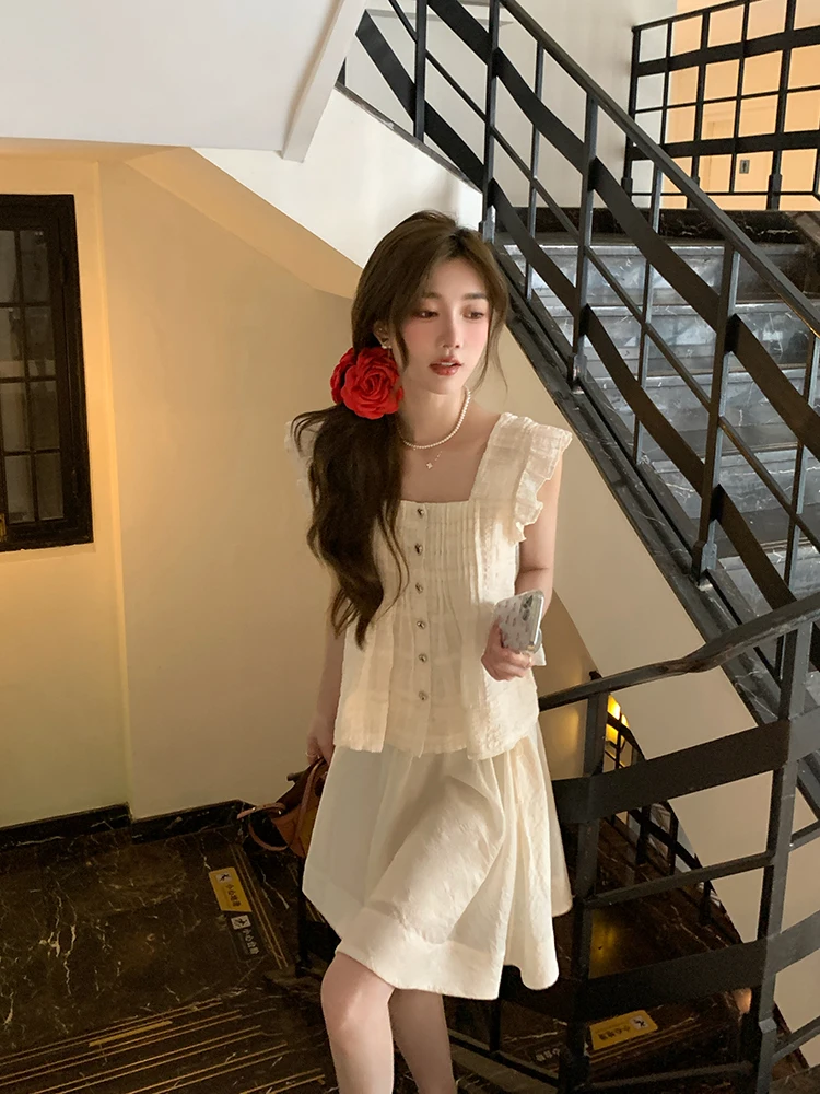 

Шикарный летний комплект из двух предметов для женщин: юбка и топ с рукавами-крылышками. Модный повседневный наряд для студенток и школьниц.