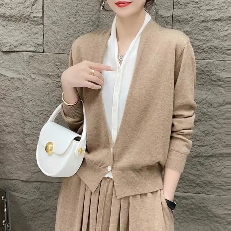 Spring New Fashion Contrast Color V-neck Long Sleeve Fake Two Pieces Knitting T-Shirts Women Single Breasted All-match Cardigan