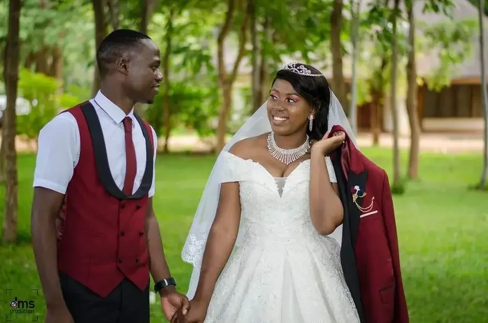 Personalizado lindo laço apliques vestido de baile vestidos de casamento princesa fora do ombro casamento rendas voltar vestidos de noiva