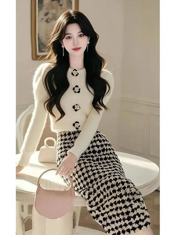 

Модный комплект-двойка в стиле «Маленький аромат»: Зимняя коллекция 2025. Новинка осенне-зимнего сезона. Элегантный женский костюм.