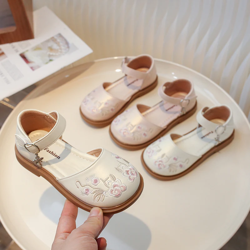 

2024 Children's Sandals for Girls Chinese Style Fashion Light Summer New Fashion Embroidery Elegant Soft Casual Leather Shoes