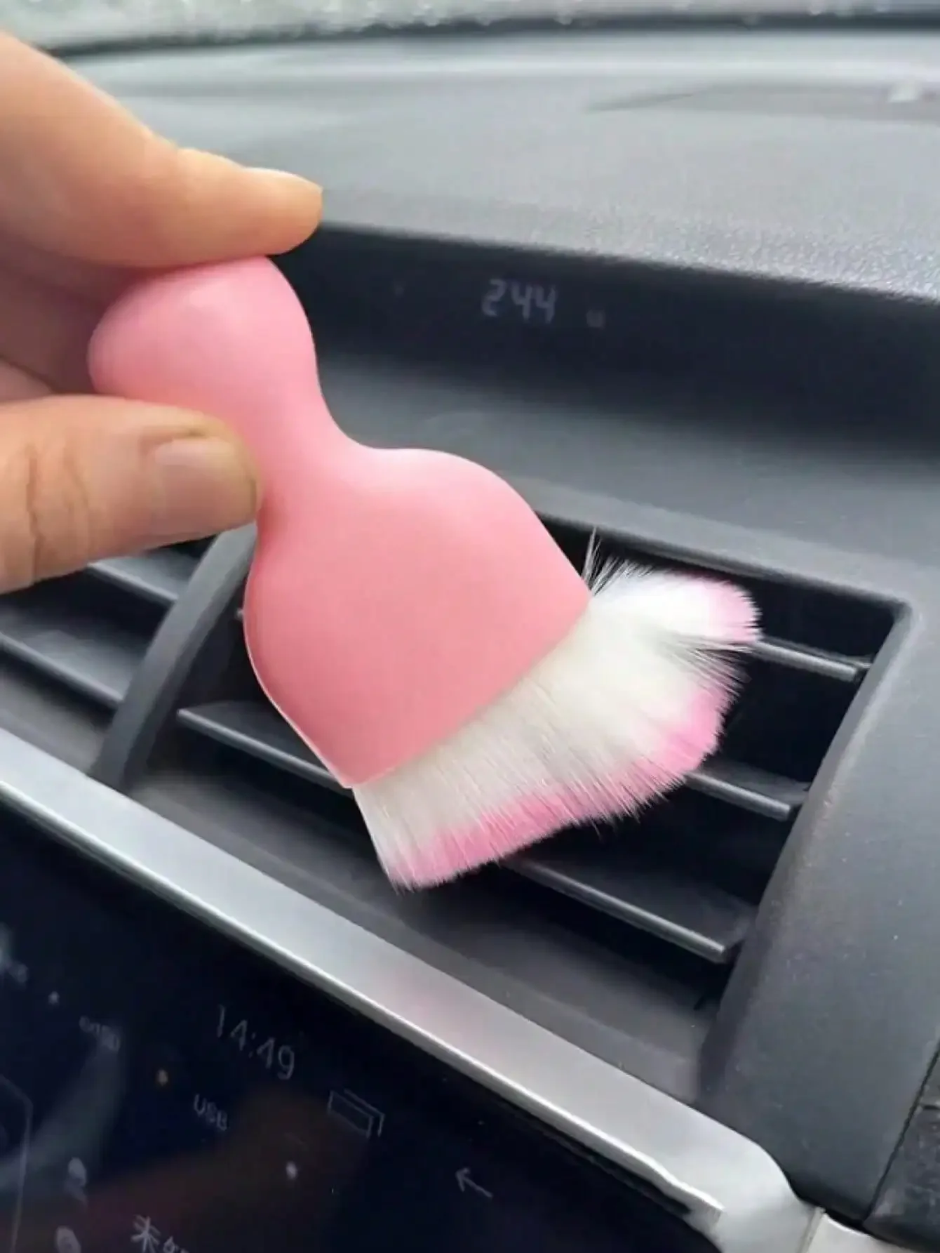 

This Car Cleaning Brush Is Suitable For Cleaning Car Interior Details, Car Cleaning And Maintenance, Air Conditioning Outlet Dust Removal, Etc. It Is A Soft Car Cleaning Brush That Can Be Used To Clean The Car Body Panels, Vents, Leather And Other Parts.