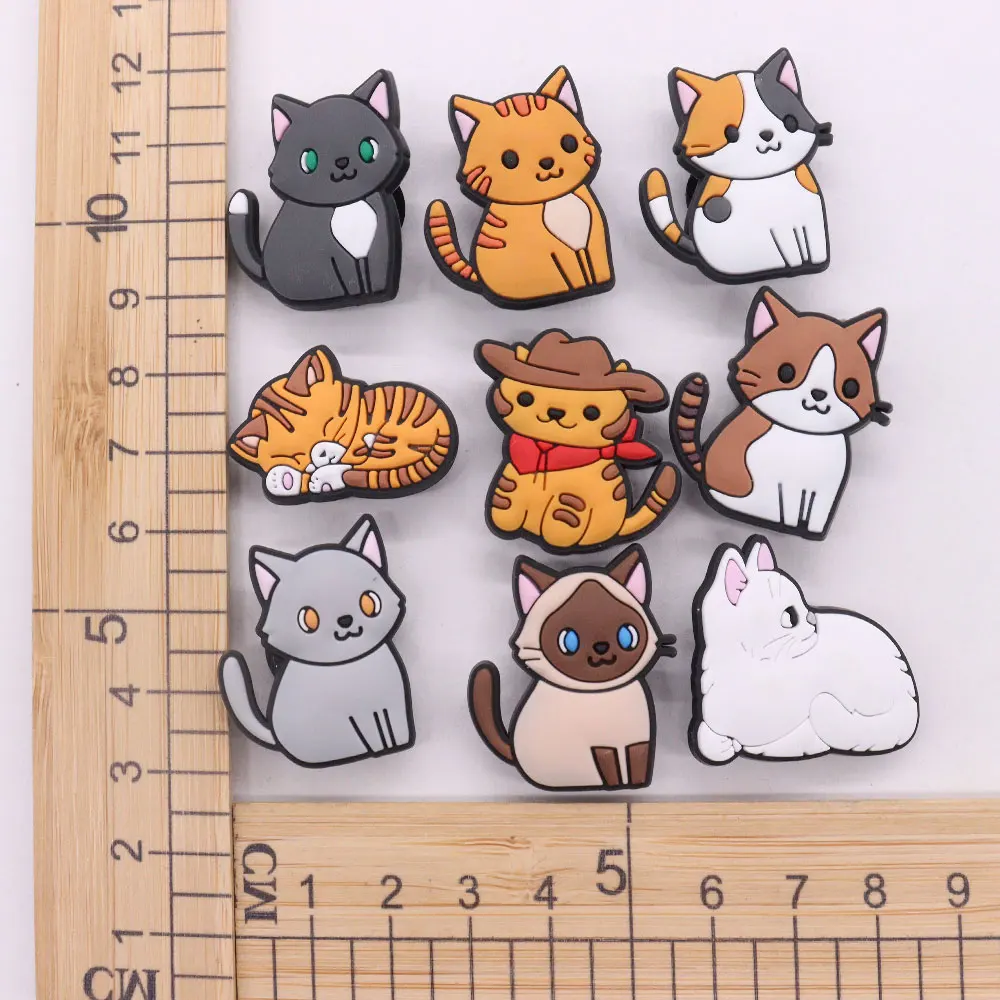 Dijes de zapatos de gato de dibujos animados Kawaii de PVC, mezcla de 50 piezas, hebillas de zapatos, accesorios, decoraciones para bandas, pulseras, regalos de cumpleaños