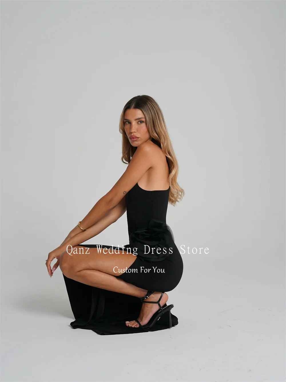 Qanz Schicke Abendkleider aus schwarzem Satin mit hohem Beinschlitz, ärmelloses Ballkleid, Meerjungfrau-Rüschen, Kleid für besondere Anlässe, individuell gestaltet