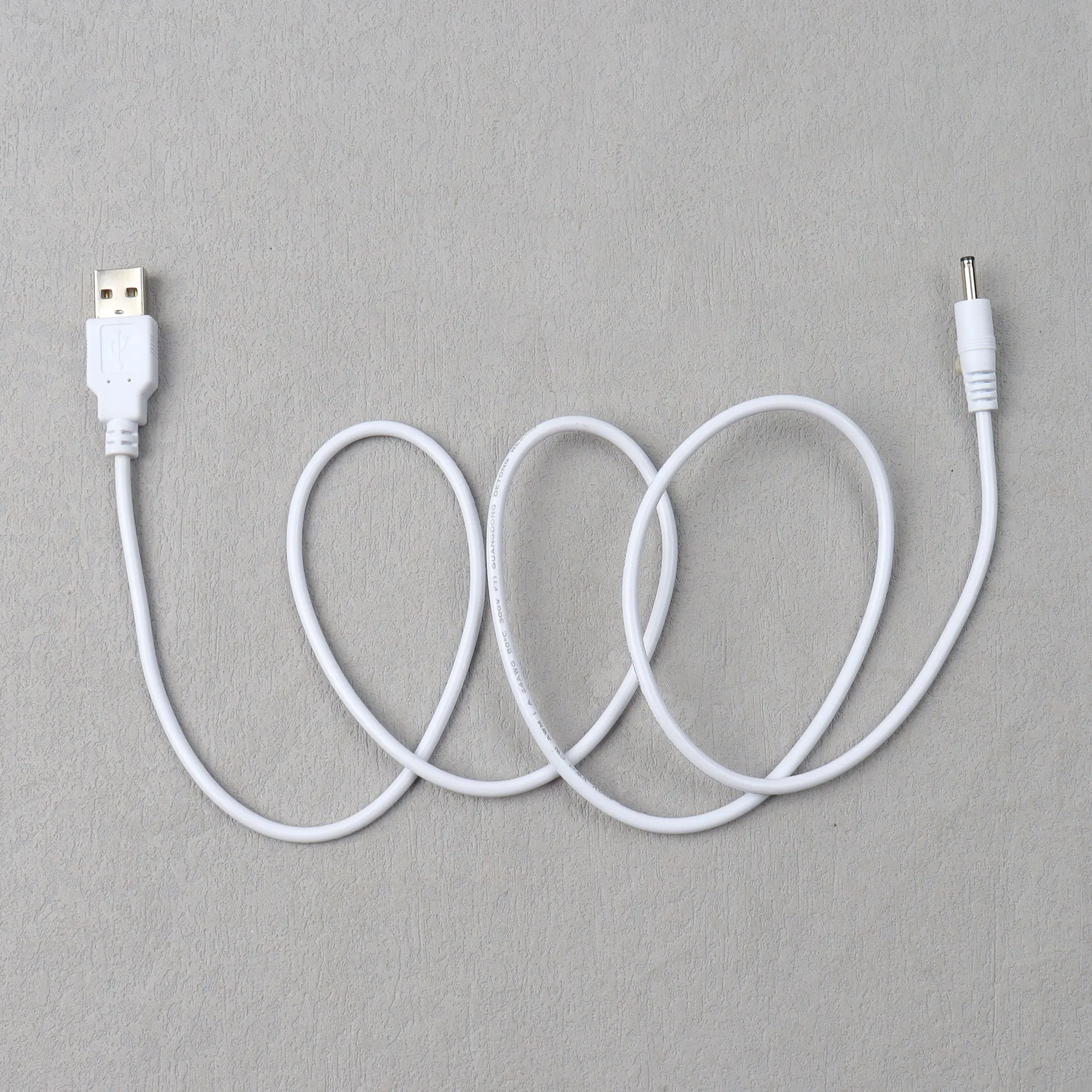 【LANO】1 m langes, weißes/schwarzes USB-auf-DC-3,5×1,35-mm-Stecker-Stromversorgungskabel, ideal für kleine elektronische Geräte mit einem DC-3,5×1,35-mm-Stromanschluss.