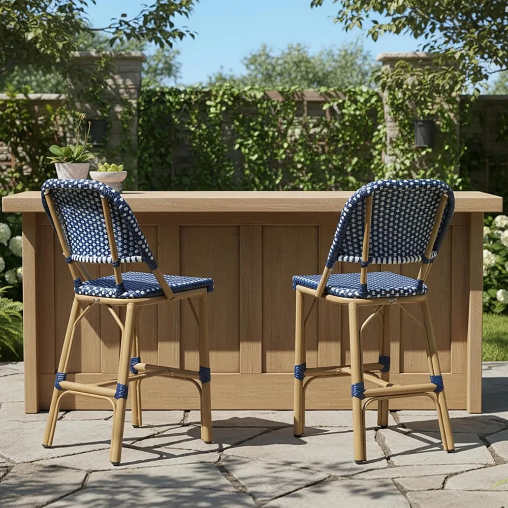 مقاعد مرتفعة للاستخدام الخارجي، مجموعتان من مقاعد وكراسي بار الروطان في فناء الريف الفرنسي، مع لمسة نهائية من خشب الساج #1