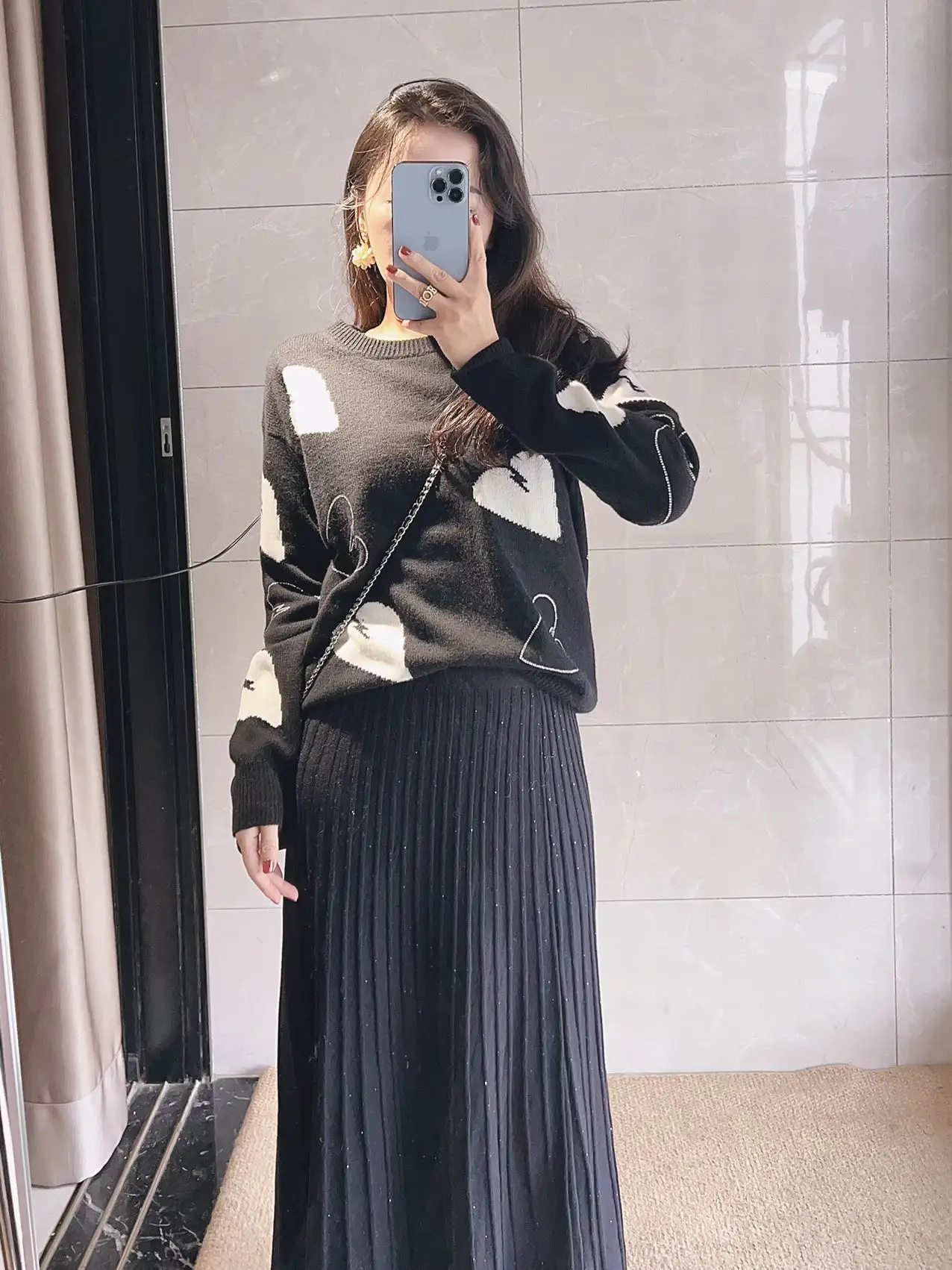 

Chic Bla Camere Knitted Sweater with Heart aped Rhinestones Lovely Design Thin Sle French Sle Loose Fit round Ne ...