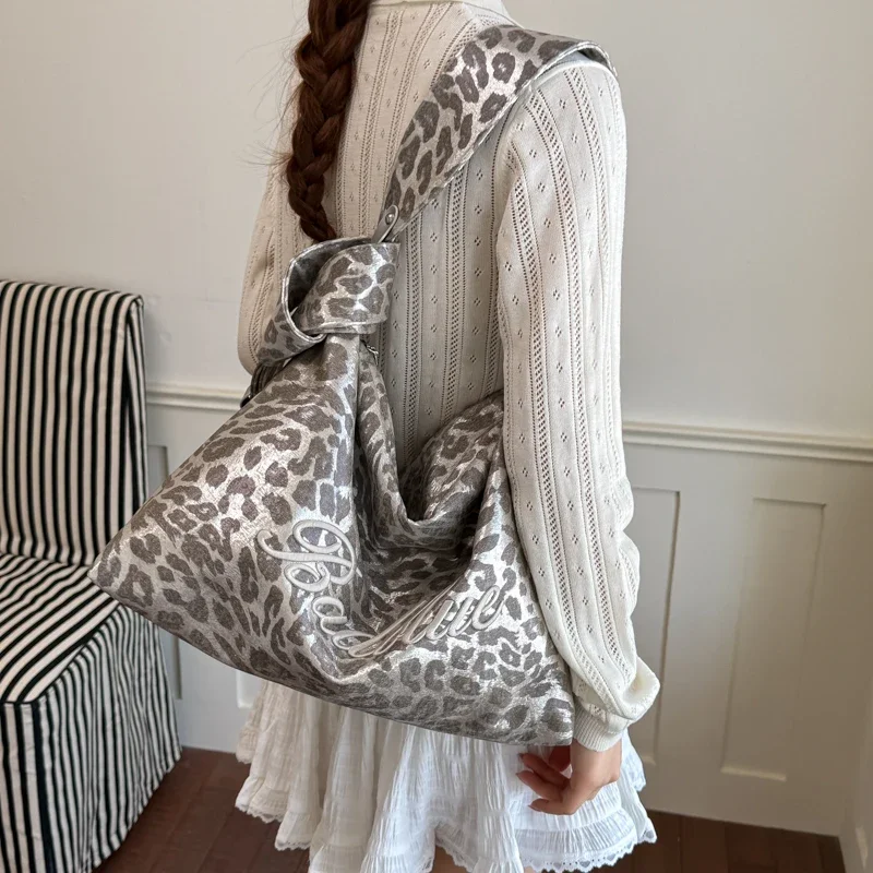 New Artistic Handheld Tote Bag Korean Edition Leisure Leopard Pattern Shoulder Bag Leisure Fashion Large Capacity Shopping Bag T