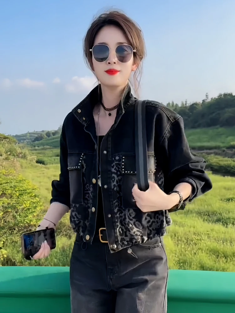 Modna kurtka jeansowa w panterkę damska, elegancka, codzienna, luźny krój, długi rękaw, zapinana na guziki, wyszczuplająca odzież wierzchnia.