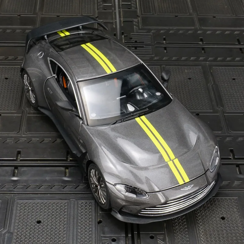 1:24 Simulation Aston Martin VANTAGE V12 alloy car model acousto-optic toy door and hood trunk can be opened