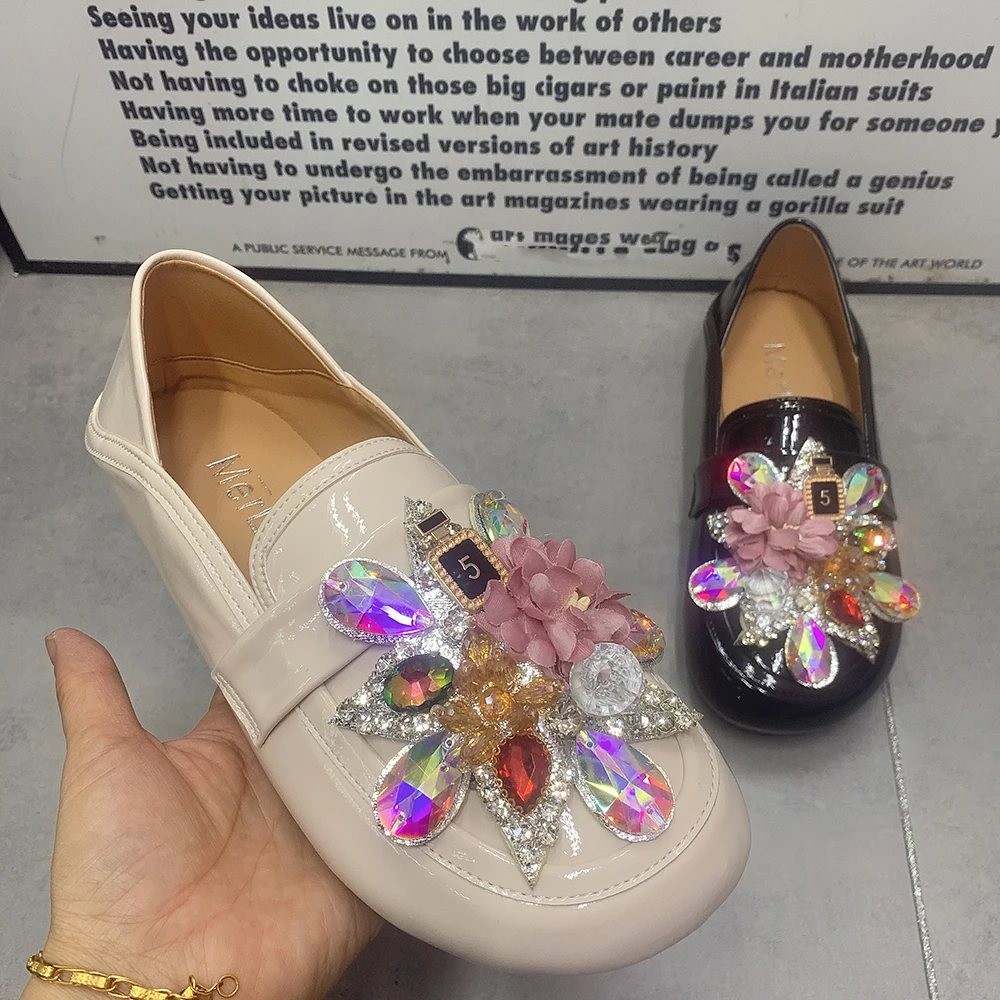 

Модные женские туфли из лакированной кожи, повседневные туфли без каблука, женские лоферы больших размеров, женские мюли с цветами из страз, полутапочки