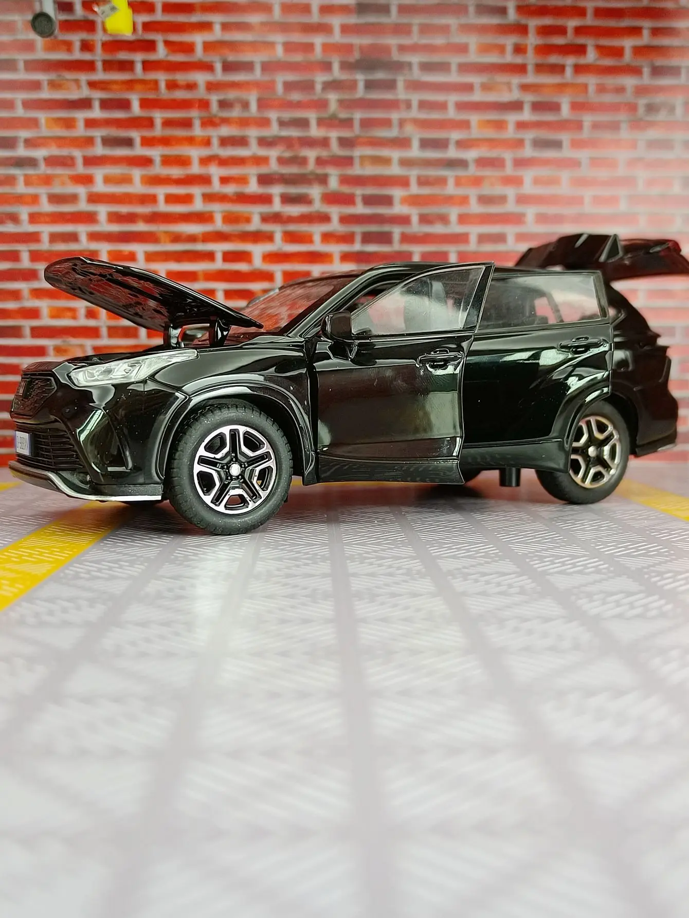 1:32 Crown Land Release SUV จําลอง Diecast โลหะผสมรุ่นรถเสียงดึงกลับคอลเลกชันของเล่นเด็กของขวัญ