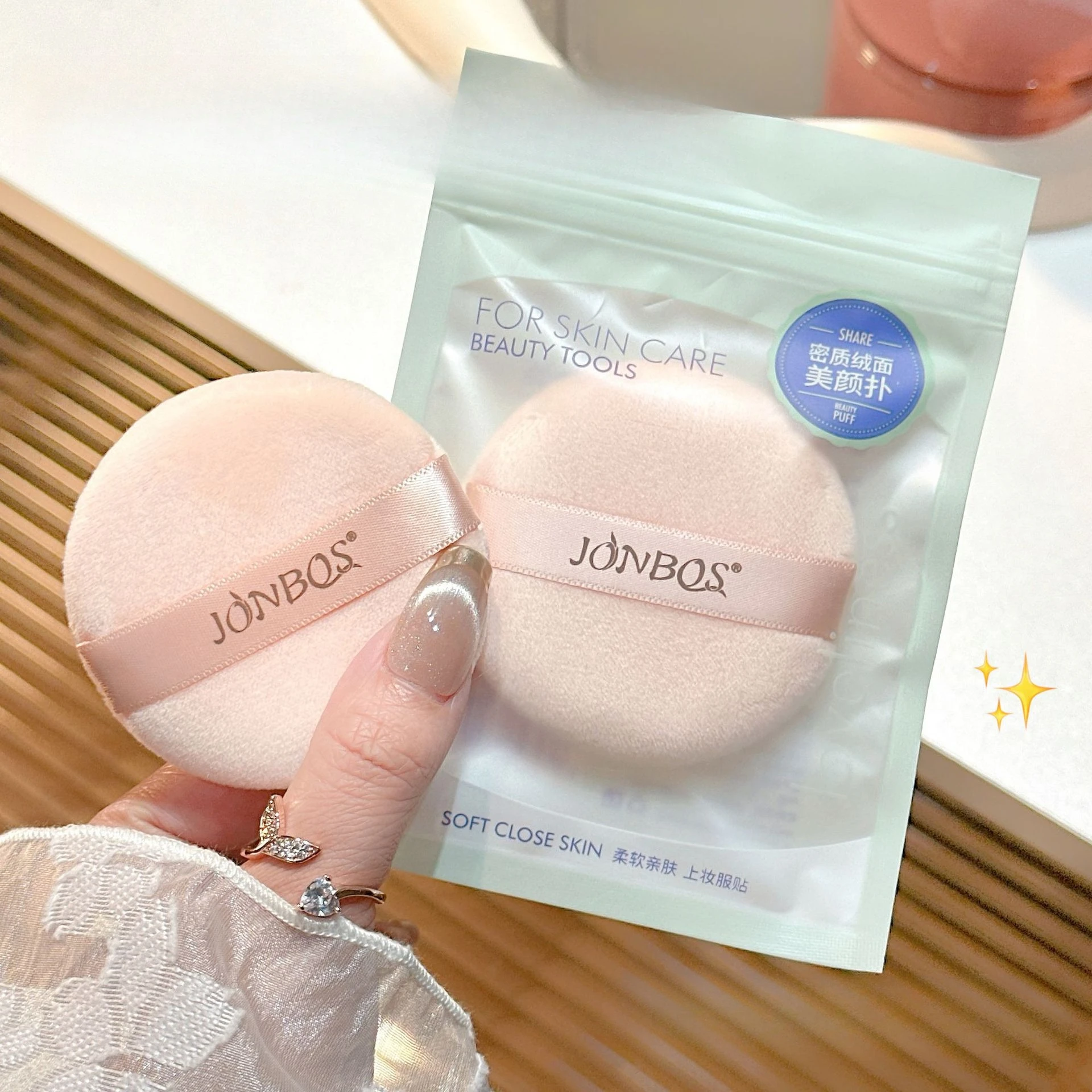 フロッキングルースパウダーパフ - ふわふわした表面でメイクをセットし、ケーキ状にならない両用 (ドライ/ウェット) 化粧ツール