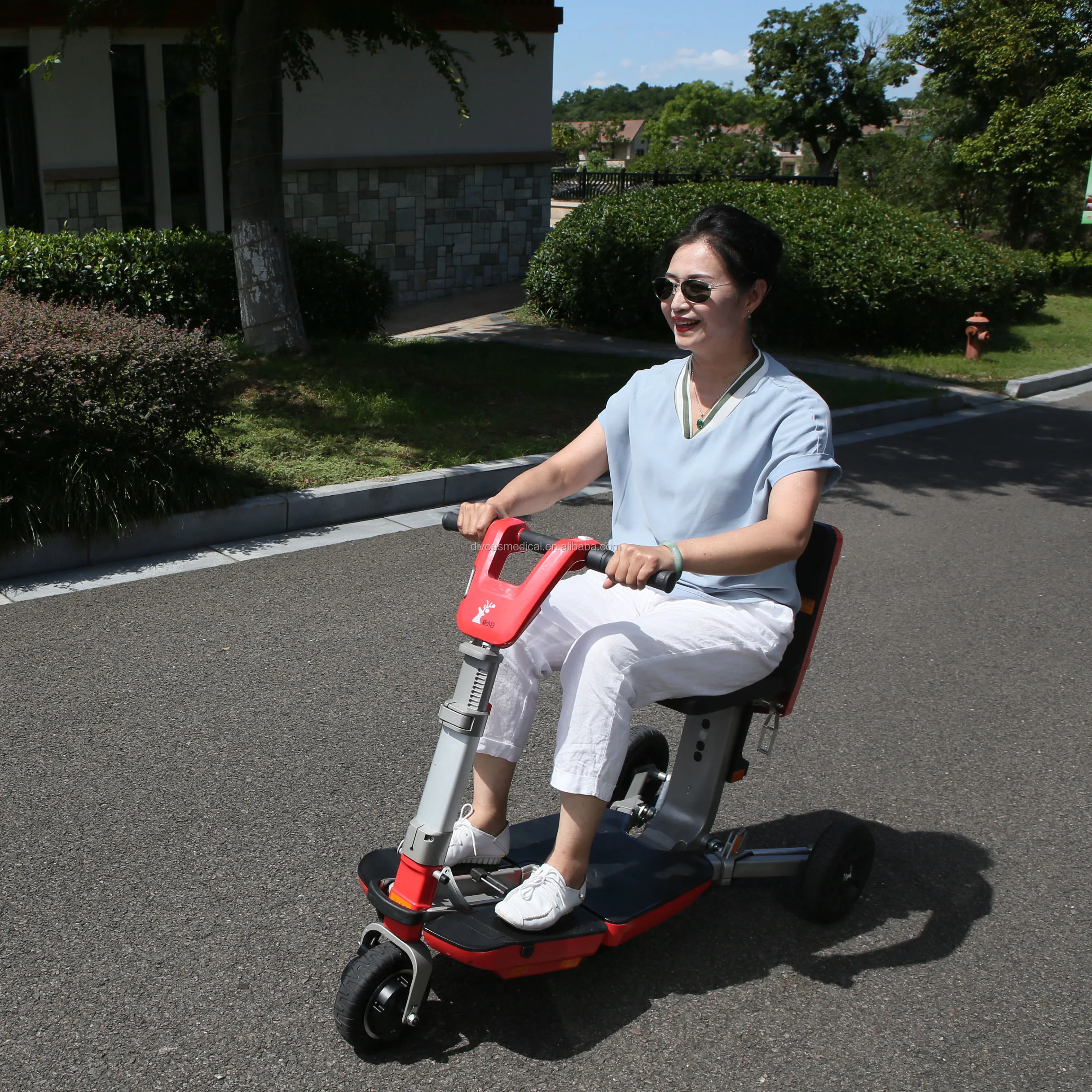 Neue modische, zusammenklappbare dreirädrige Elektroroller-Lithiumbatterie kann am Flugzeug getragen werden