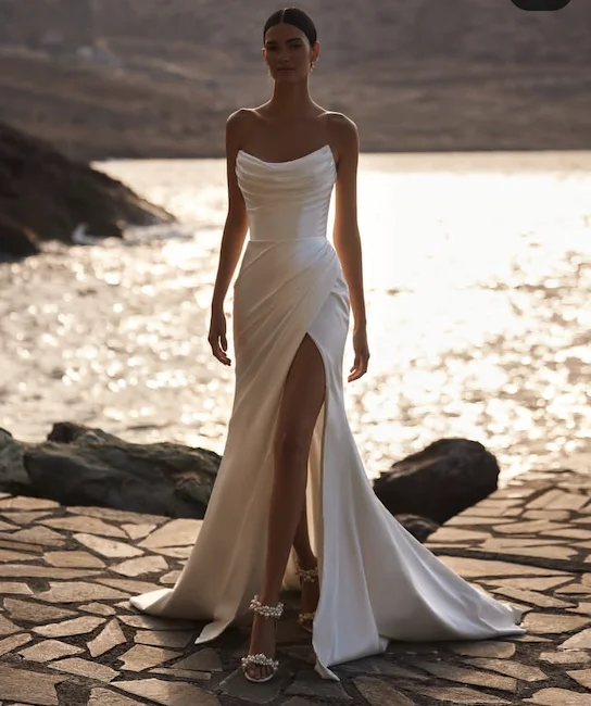 Suknia ślubna szyta na miarę z dekoltem okrągłym i rozcięciem z boku dla kobiet, oszałamiająca suknia ślubna, elegancka, do ziemi, prosta suknia ślubna.