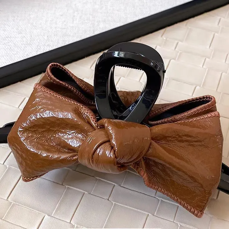 مشبك فيونكة جلدية لامعة كلاسيكية لظهر الرأس للنساء، مشبك سمك القرش، إكسسوار شعر جديد متعدد الاستخدامات وعصري وراقي