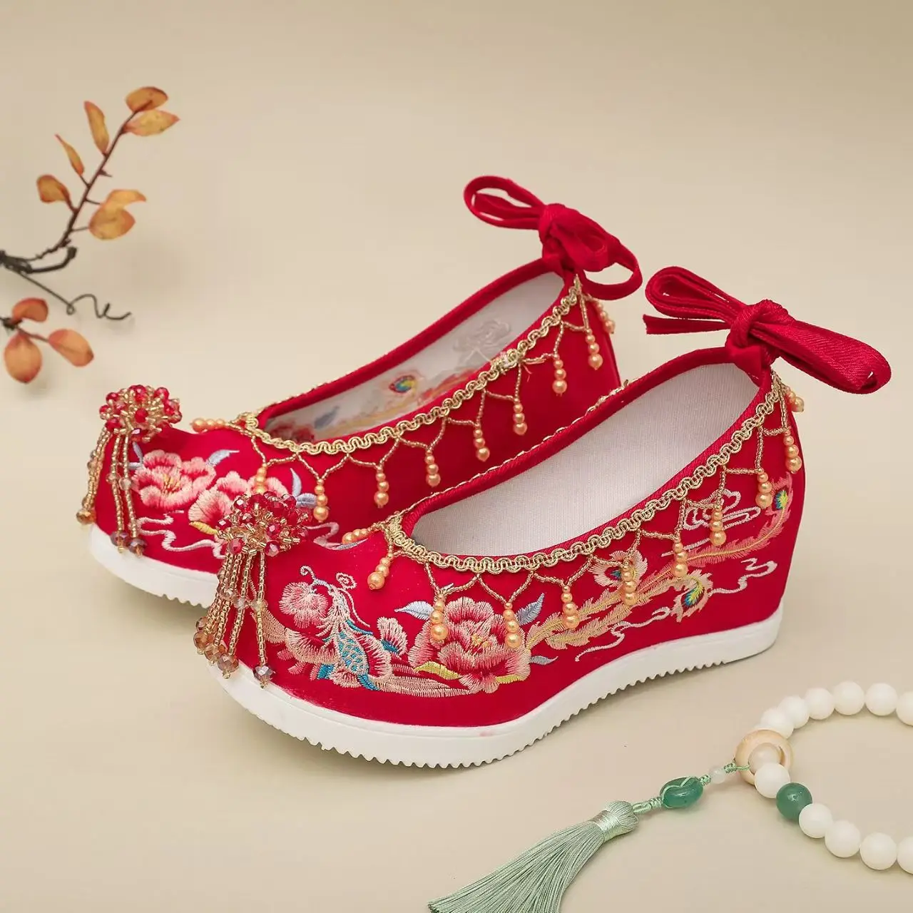 

Женская традиционная китайская обувь на танкетке с вышивкой, мягкая подошва, нескользящий ремешок на щиколотке, обувь Hanfu с кисточками из бисера, свадебные туфли