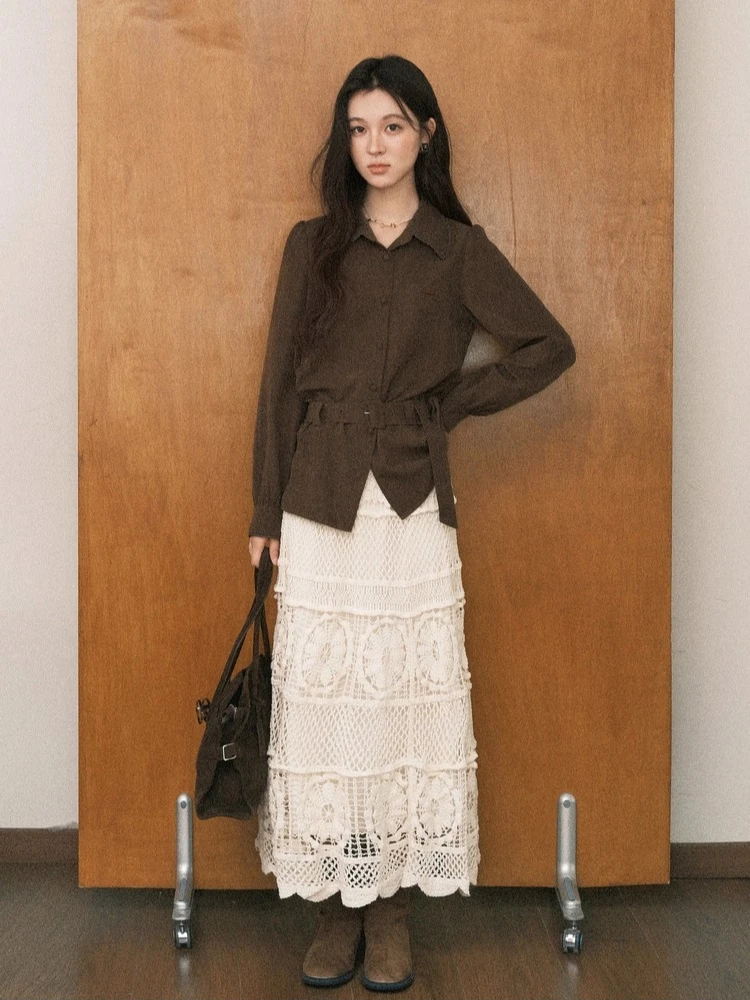 ALXNAN Plus Size Overhemd Bruin Revers Kant Kantoor Dame Overhemd met Riem 2025, Herfst Losvallend Casual Lange Mouw Blouse Dames D57750