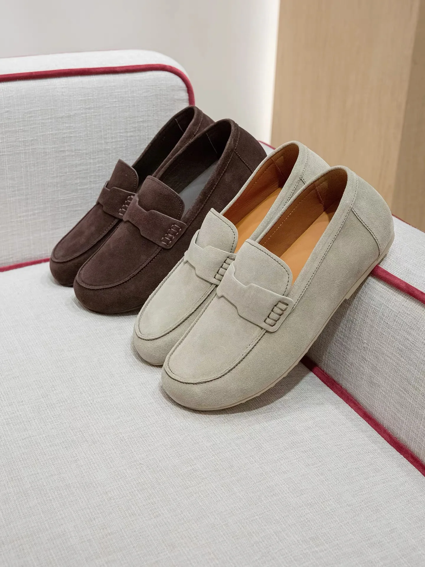 

Wearing a pair of fashionable and casual men's loafers made of cowhide with a suede surface and a frosted heel