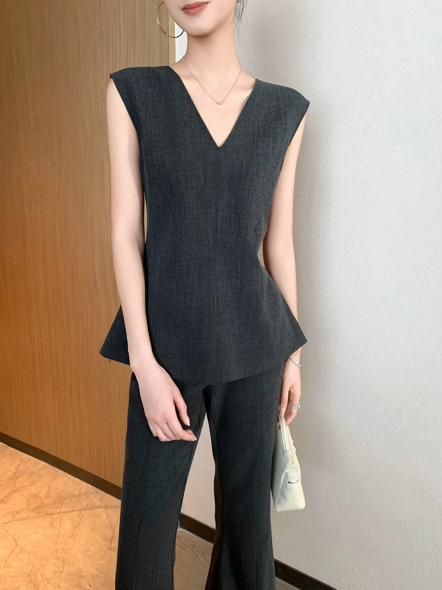 

Deep Grey V-neck Sleeveless Vest T-shirt Women's Fashion Slimming Top Casual Style Gathered Waist Summer New Arrival