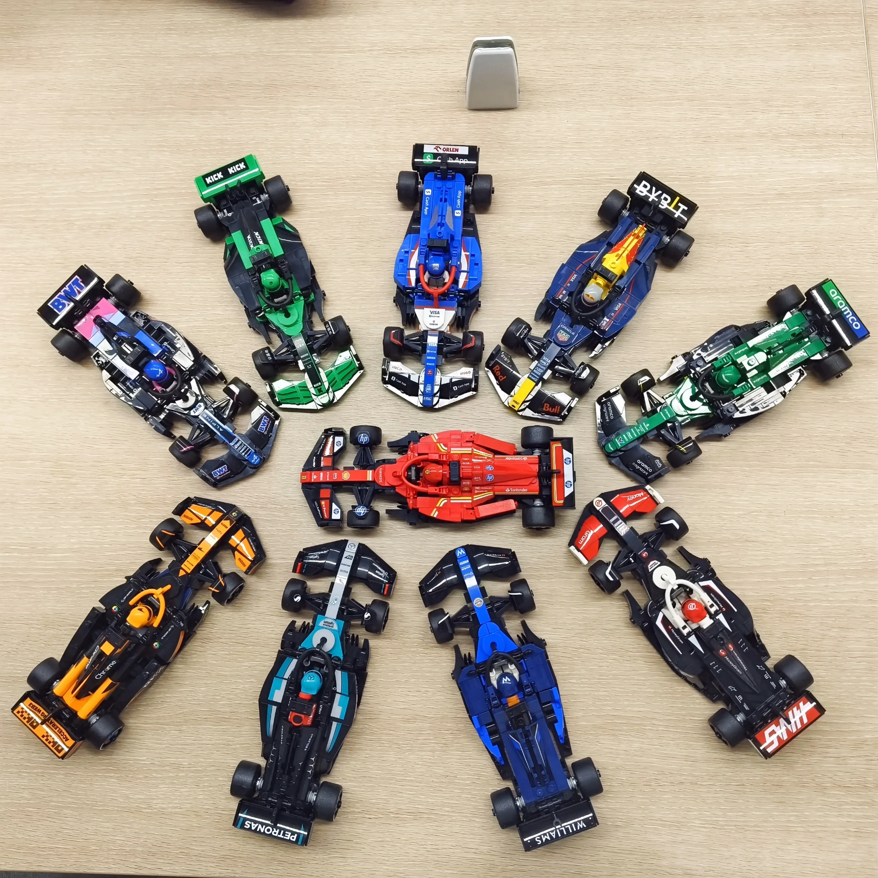 2601 قطعة متوفرة 77242-77251 مكعبات بناء سيارة فائقة السرعة F1، 10 ألعاب، ديكور منزلي، هدية عيد الميلاد 2025 موديل جديد